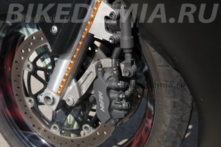 Передние трехпоршневые тормозные скобы Honda CBR1100XX Superblackbird