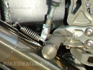 Тюнинг Suzuki GSX-R1000: пружинка упирается в рычаг заднего тормоза