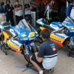 MotoGP: Мотоциклы команды Master - Repsol 125 на пит-лейне